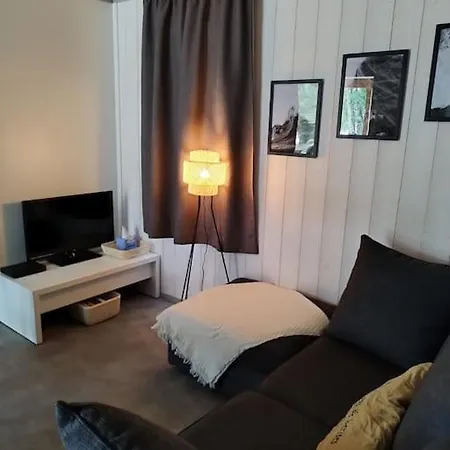 Chalet Avec Vue Sur Le Lac~la Cabane De Loic アパート